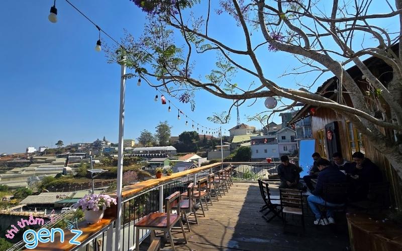 Không gian thoáng đãng, yên bình tại Cafe Panorama Đà Lạt